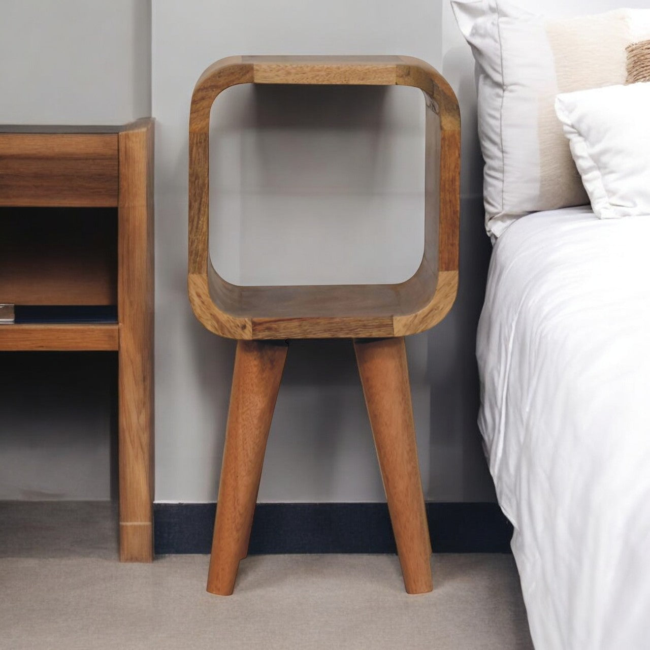Noptieră curbată minimalistă finisaj stejar extra mini